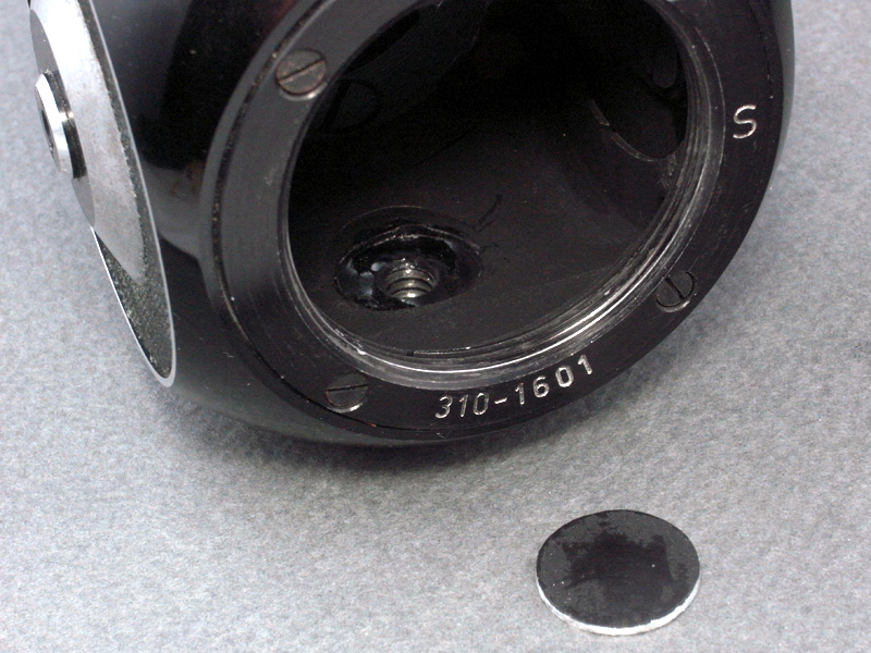 <b>ゴミの正体はこんな物体。実は、ミラーハウジングの内部から三脚穴を塞いでいたパーツで、取り付けた三脚止めネジが長すぎて剥離してしまったのだ。これを取り除いたあとも微細な汚れが付着していたので、銀座のリコー・サービスステーションに持ち込んで、撮像素子の清掃をしてもらった。保証期間の1年以内は無料でこのサービスが受けられる</b>