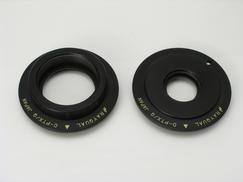 <b>Cマウントアダプター（左）とDマウントアダプター（右）。35mm一眼レフ用アダプターと同様、ボディ側の電気接点を保護するガードを装備している</b>