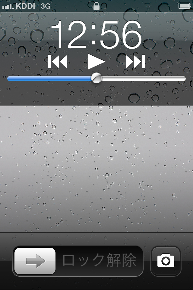 <b>スリープ時もしくはロック画面時にホームボタンをダブルクリックすると「カメラ」アイコンが表示される。タップするとカメラが起動可能となる</b>