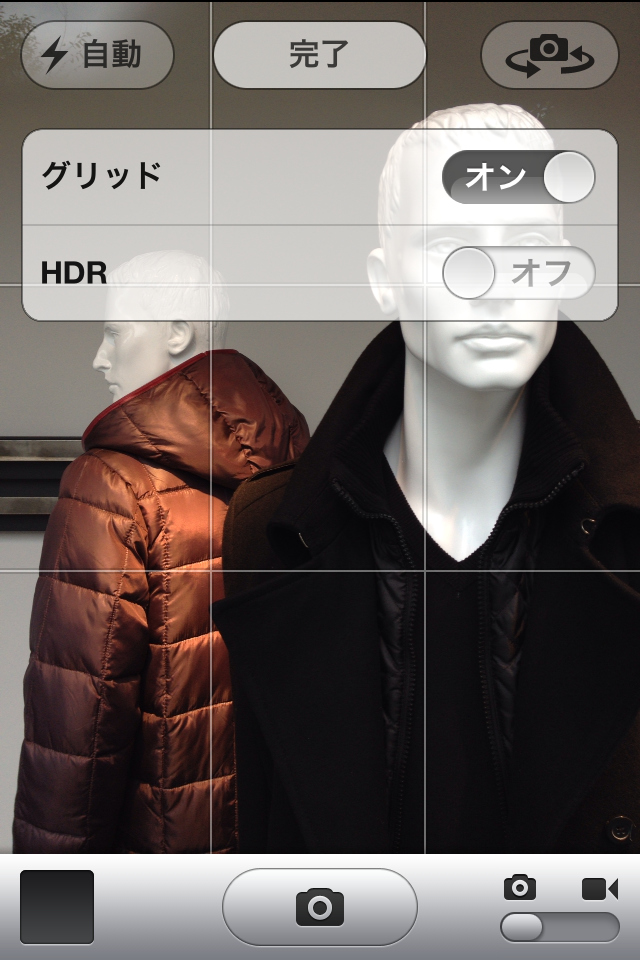 <b>画面上部の「オプション」をタップすると「グリッド」と「HDR」の設定が現れる。各機能はタップ操作でオン/オフできる。グリッドをオンにすると、グリッドが画面に表示される</b>