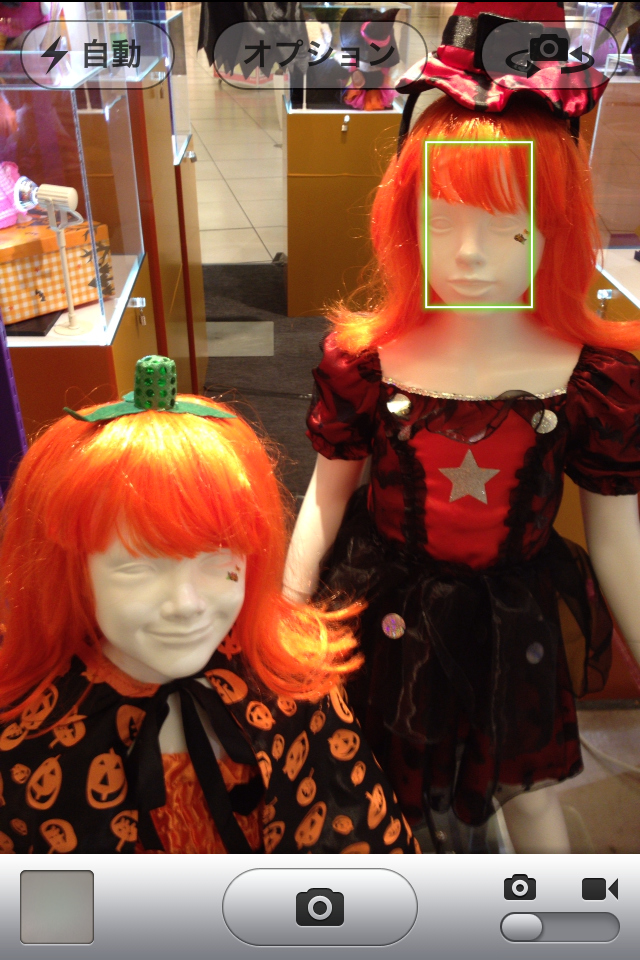 <b>顔認識は緑色の枠で表示。レンズを被写体に向けるだけで自動で判別される</b>