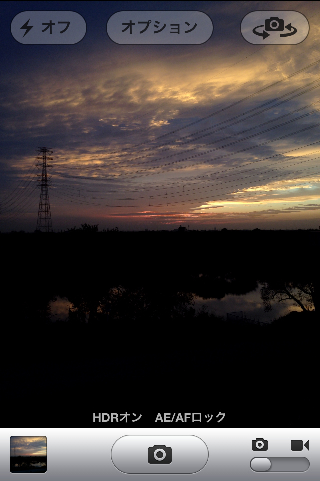 <b>画面下部の表示は有効になっている機能の名称が表示されるようになっている。例えば「HDR」と「AE/AFロック」といった具合だ</b>