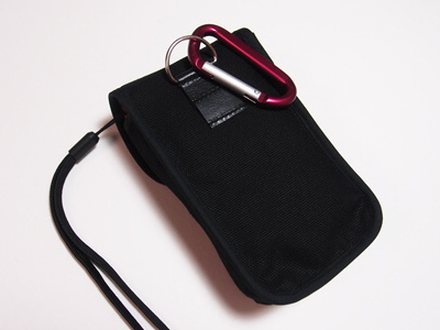 <b>背面のDカン（素材は牛革）に別売のカラビナを装着したところ</b>