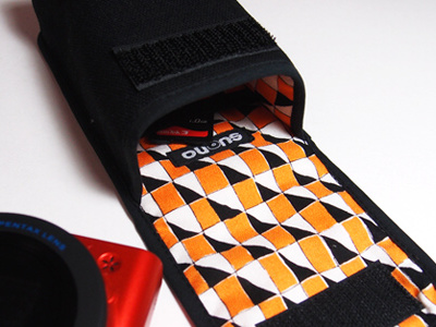 <b>記録メディアなどを収納できるポケットを内側に備える</b>