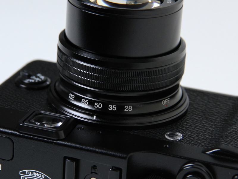 <b>ズームリングを回すと電源がオンになる。元に戻すと電源オフ。ミラーレス機で流行りそうなギミックだ</b>