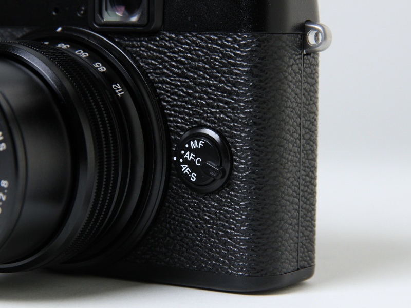 <b>フォーカスモード切り替えレバーも。「広角MFで目測、望遠でAF」といった使い分けで便利だった</b>