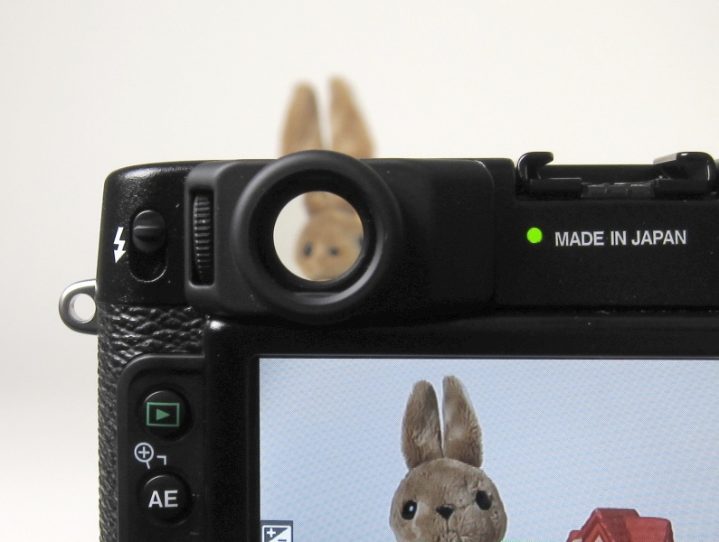 <b>コンパクトデジカメとしては大きな光学ファインダーを装備。</b>