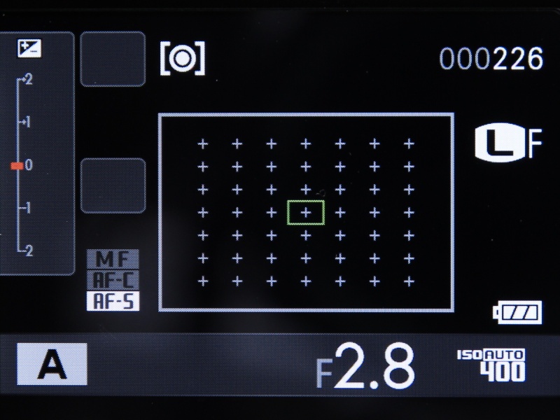 <b>光学ファインダーの使用に合わせて、液晶モニターの表示を撮影設定情報のみにすることができる</b>
