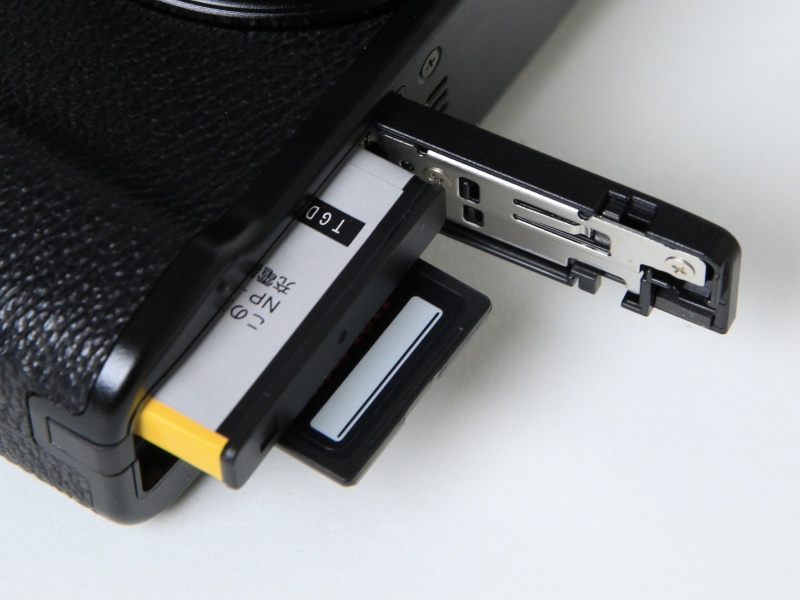 <b>記録メディアはSDXC/SDHC/SDメモリーカードに対応</b>