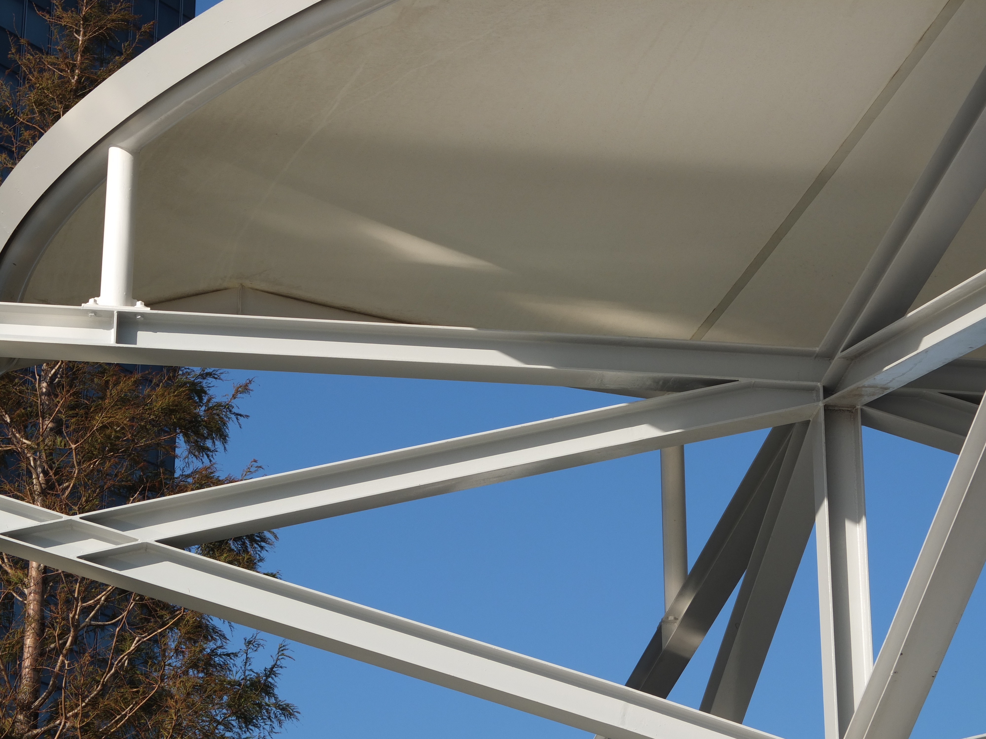 <b>望遠端 / FINEPIX X10 / 4.4MB / 4,000×3,000 / 1/750秒 / F5.6 / 0.0EV / ISO100 / WB:オート / 28.4mm</b>