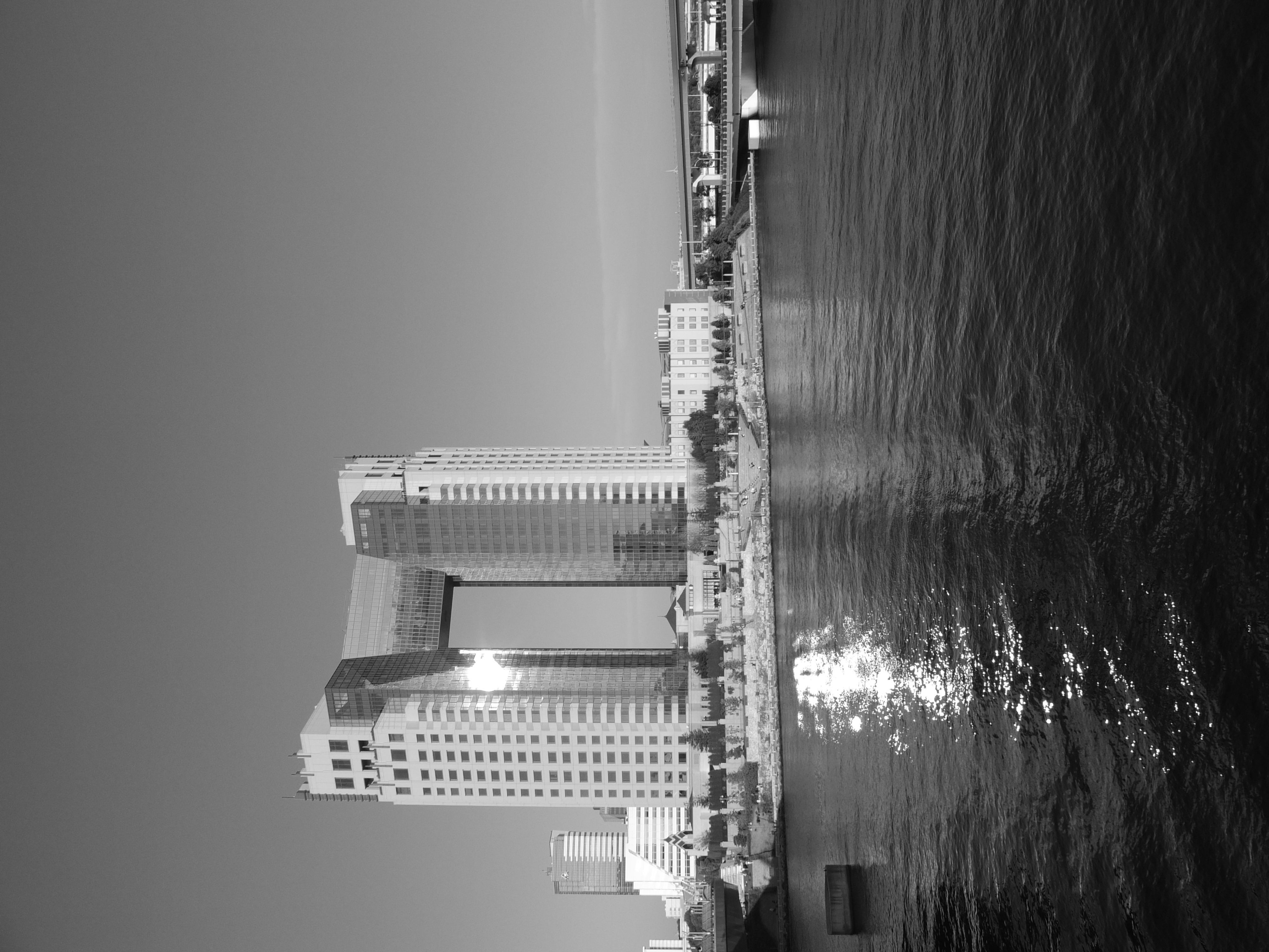 <b>モノクロ+Rフィルター / FINEPIX X10 / 4.5MB / 3,000×4,000 / 1/420秒 / F5.6 / 0.0EV / ISO100 / WB:オート / 7.1mm</b>