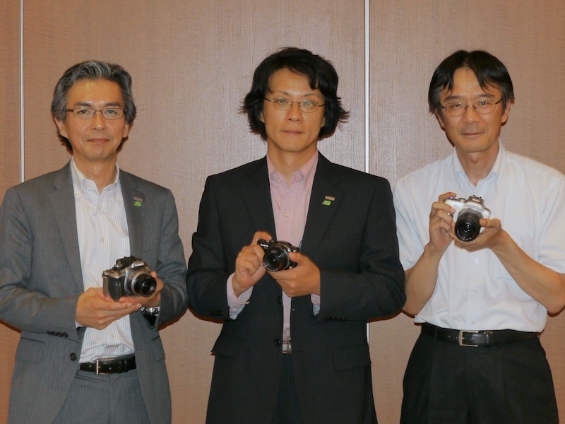 <b>左から房氏（DSCビジネスユニット商品企画総括）、北尾氏（DSCビジネスユニットビジネスユニット長）、上田氏（システムカメラ設計グループ要素開発チームチームリーダー）</b>