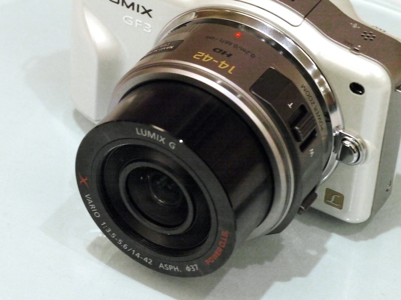 <b>Xレンズ第1弾のLUMIX G X VARIO PZ 14-42mm F3.5-5.6 ASPH. POWER O.I.S.」（以下14-42mm）価格は4万9,875円。左は沈胴時、右は撮影時</b>