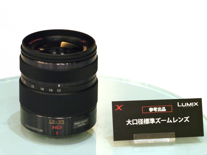 <b>発表会で披露された大口径ズームレンズのモックアップ。左が大口径標準ズームレンズ、右が大口径望遠ズームレンズ</b>