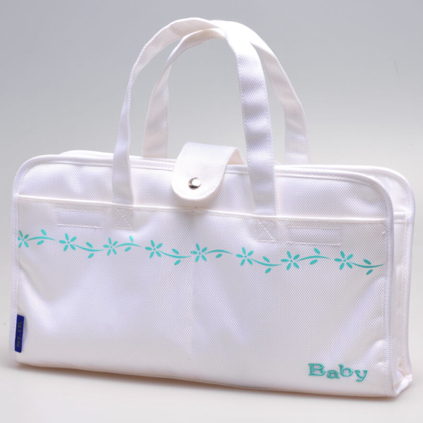 <b>本体色ごとに異なる配色の三脚用バッグが付属する</b>