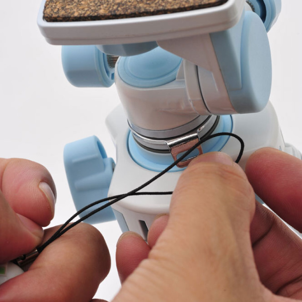 <b>携帯電話用アクセサリーを装着可能</b>