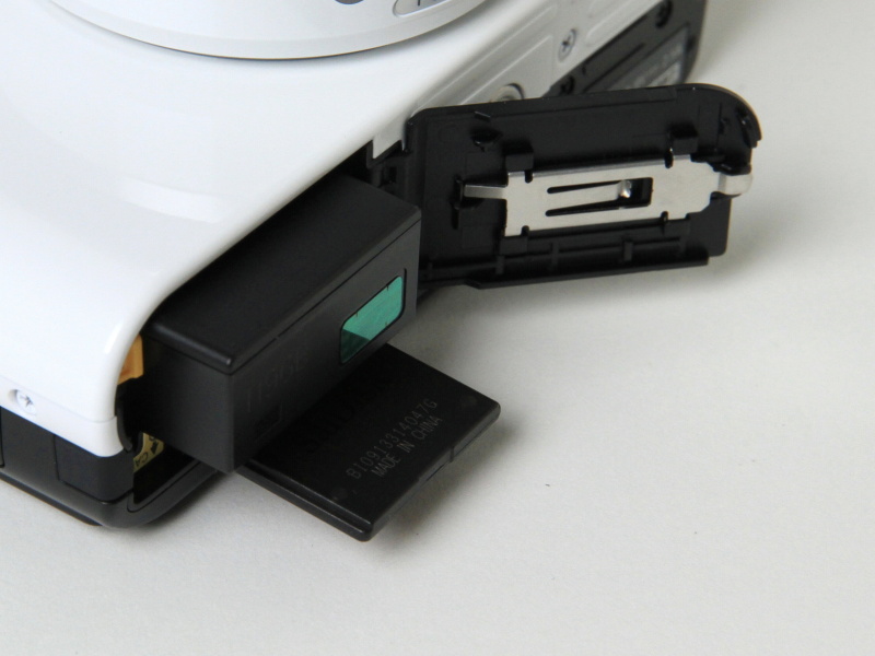 <b>記録メディア、バッテリー室</b>