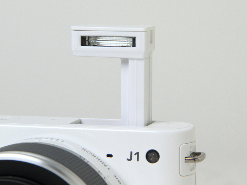 <b>内蔵ストロボをポップアップしたところ</b>