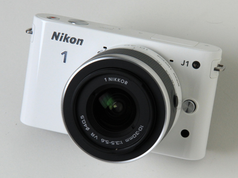 <b>1 NIKKOR VR 10-30mm F3.5-5.6を装着</b>