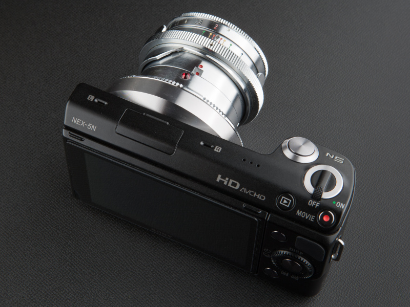 <b>マウントアダプターには指標代わりにラインストーンが埋め込んである。4色からカラーオーダーが可能だ</b>