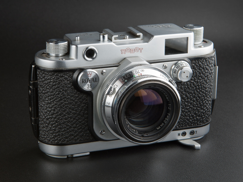<b>ロボットロイヤル36は1955年に登場した。ゼンマイを巻いて連続撮影できるレンジファインダー機だ</b>