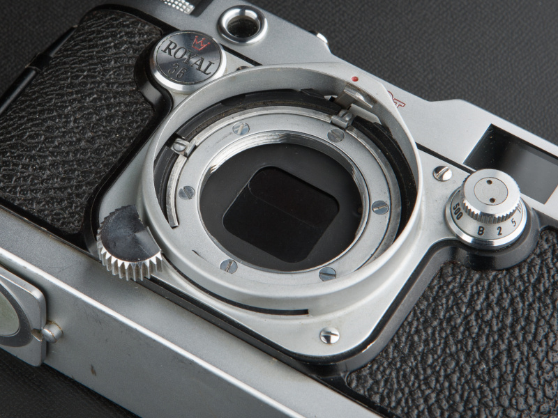 <b>マウント下部のレバーをスライドして、レンズとボディのねじ切りを噛み合わせる</b>