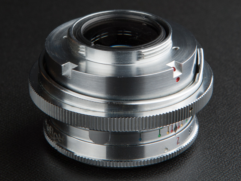 <b>後玉外周の1/6ごとにねじ切りが施している。レンズをまわしてアダプターにねじ込む</b>