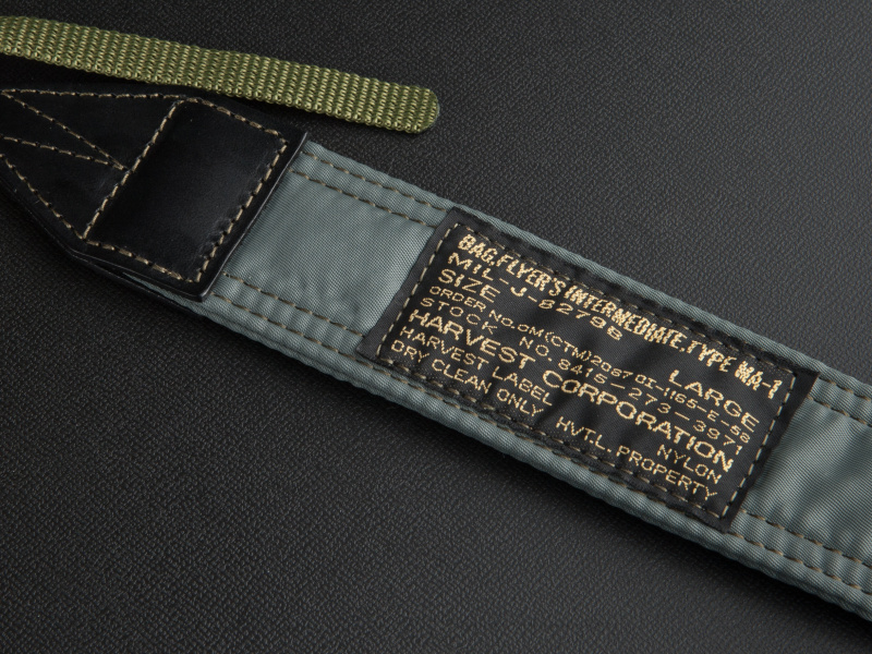 <b>ハーヴェストレーベルのタグが縫い付けてある。レザーパッチの質感も秀逸だ</b>