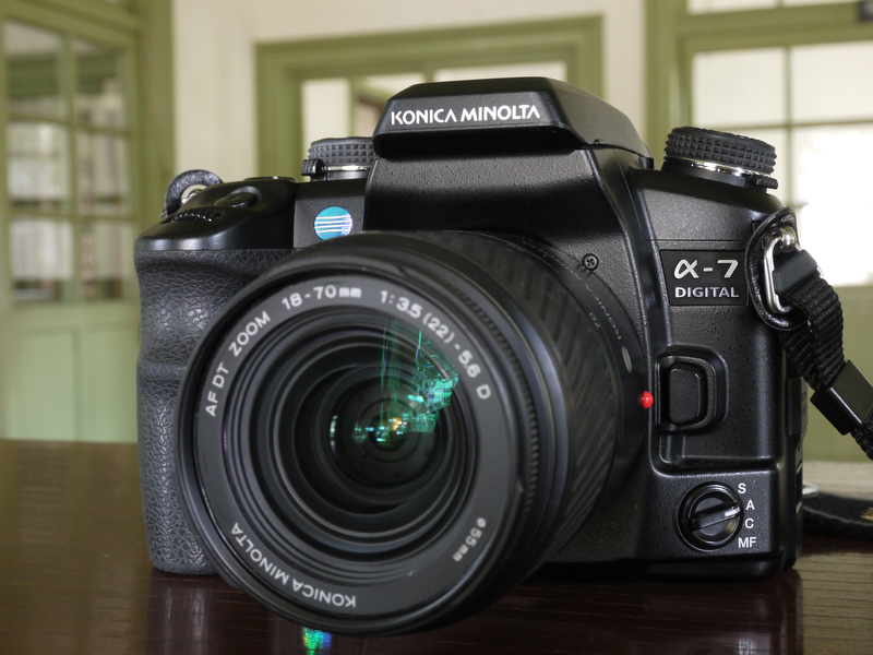 <b>購入したα-7 DIGITALとコニカミノルタブランドのAF DT ZOOM 18-70mm F3.5-5.6（D）</b>