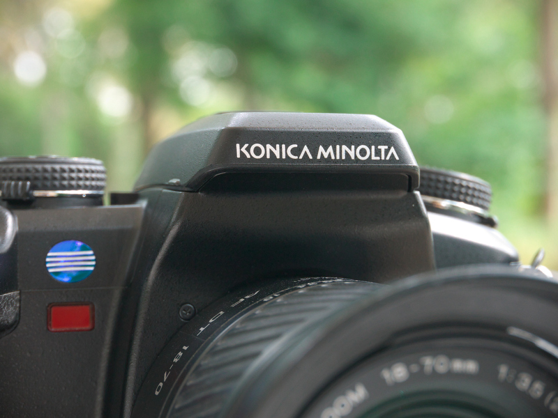 <b>2003年、ミノルタとコニカが経営統合して「コニカミノルタ」に。その結果、ペンタ部のロゴは13文字に。ちなみに、カメラから2mも離れると、文字が小さくて読めません</b>