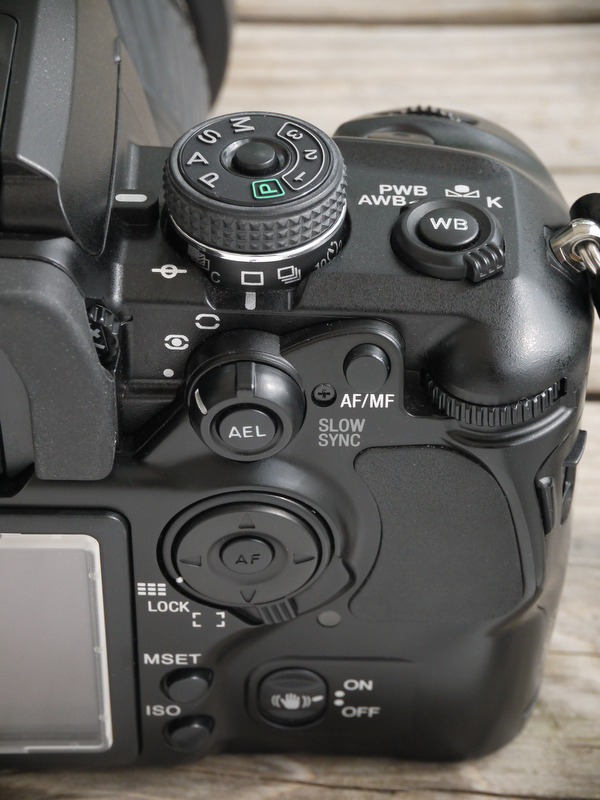 <b>α-7を踏襲した「1パーツ=1機能」が基本の操作体系。必然的に数は増えるが、形状や配置が巧みなので、いちど慣れてしまえばスムースに操作できる</b>