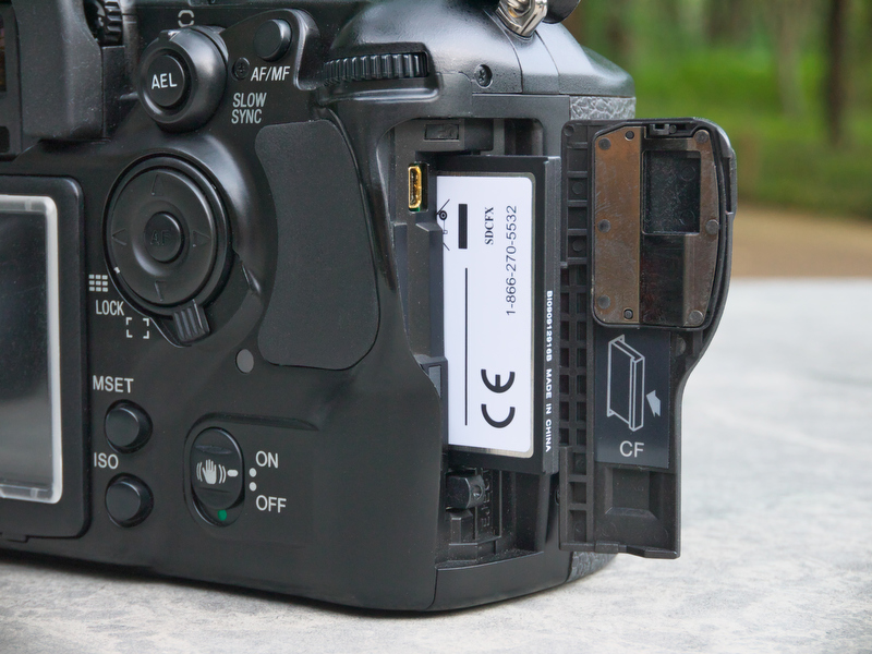 <b>記録メディアはCF。背面側から見て、カードを裏にして挿入するあたりに、ちょっと古さを感じるかも……</b>