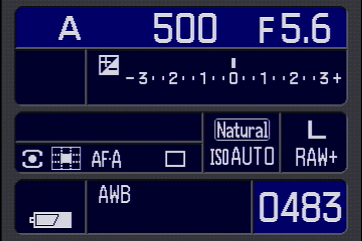 <b>「ナビゲーションディスプレイ機能」って、何だかすごく特殊機能のような響きだけど、要は「撮影時の液晶モニター上の各種情報表示」のコトだよね。でも、表示切り替えボタンで「詳細画面」と「拡大画面」が切り替えられたり、カメラを縦位置に構えると画面が自動的に縦向きに変わる。そういうところが素晴らしいよ</b>