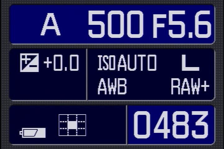 <b>「ナビゲーションディスプレイ機能」って、何だかすごく特殊機能のような響きだけど、要は「撮影時の液晶モニター上の各種情報表示」のコトだよね。でも、表示切り替えボタンで「詳細画面」と「拡大画面」が切り替えられたり、カメラを縦位置に構えると画面が自動的に縦向きに変わる。そういうところが素晴らしいよ</b>