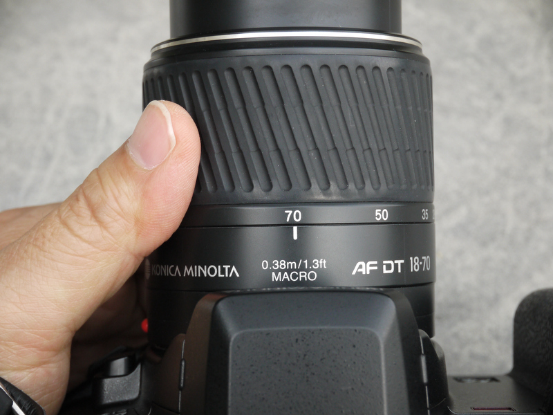 <b>AF DT ZOOM 18-70mm F3.5-5.6（D）は、α-7 DIGITALの翌年に発売された「α-Sweet DIGITAL」のキットレンズとして登場。望遠端が「70mm」と長めなのはウレシイ!</b>