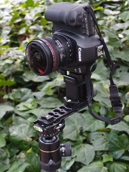 <b>お手軽系パノラマ撮影セット。カメラは水平にしか振れないので、縦位置で上下180度の画角が得られるレンズがベストなのだ。より高精度なパノラマ撮影には、ノーパララックスポイントを保ったまま、上下にもカメラを振れるようブラケットを組み直すが、当然、大きく重くなるので機動性は低下する</b>