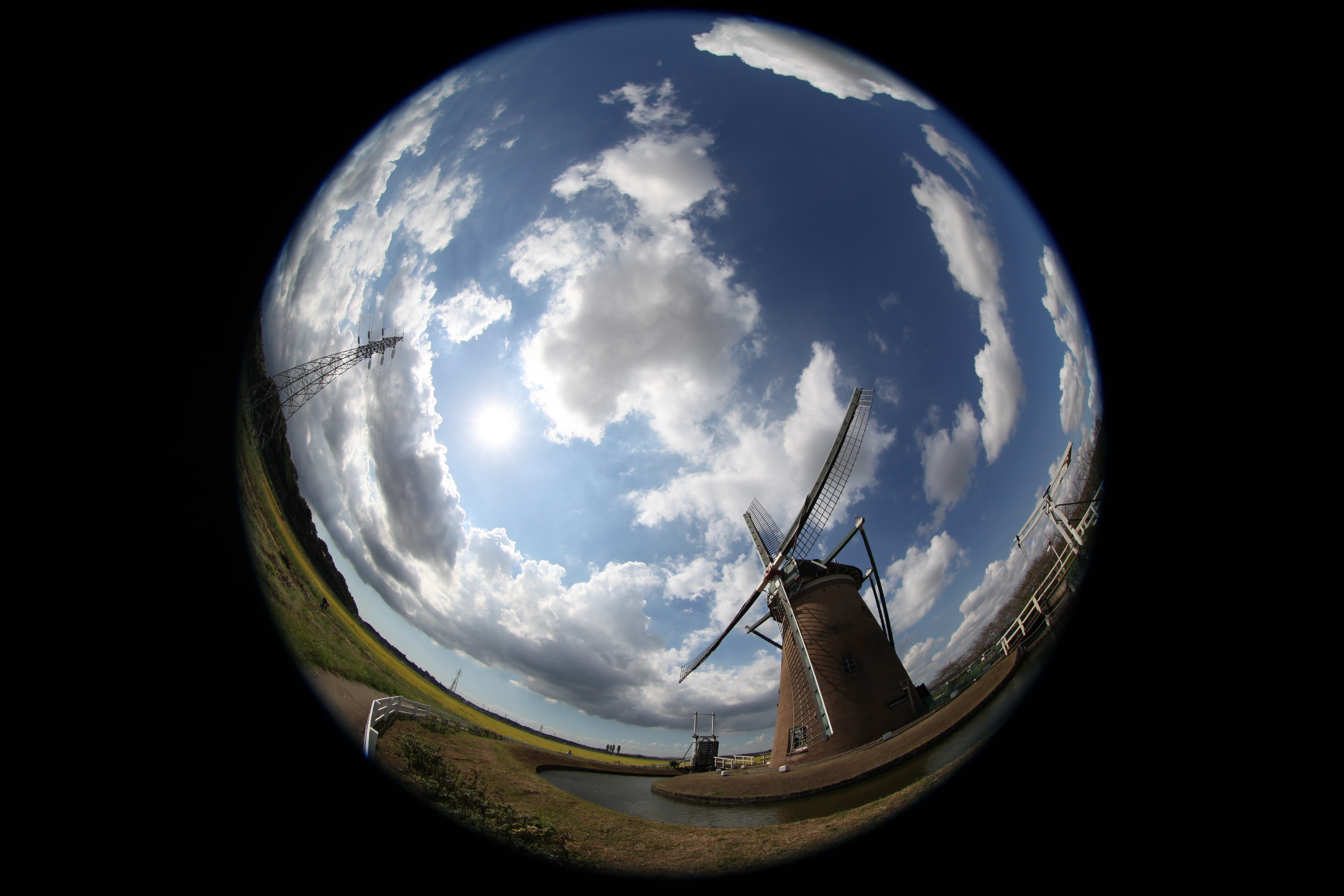 <b>EOS 5D Mark II / EF 8-15mm F4 L Fisheye USM / 約4MB / 5,616×3,744 / 1/800秒 / F8 / 0EV / ISO100 / 絞り優先AE / WB：オート / 8mm</b>