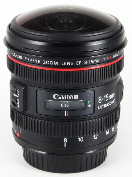 <b>フード未装着時。円周魚眼として使用するときはフードを外す。前玉が剥き出しとなり、レンズを逆に置くこともできないし、モノが当たって傷つかないか、非常に神経を使う。撮影が終わったら速やかにレンズキャップを被せたい</b>