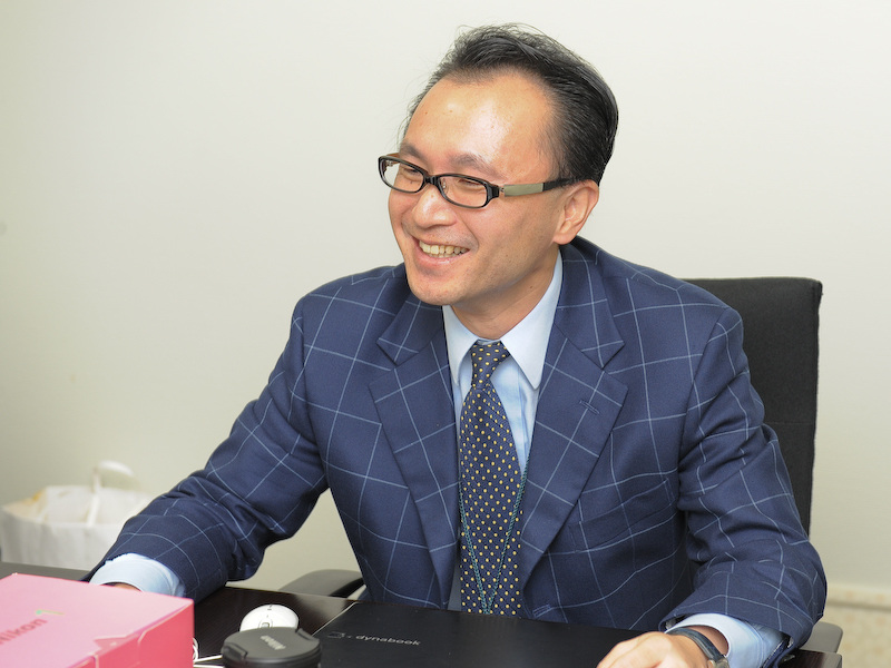 <b>商品企画を担当した野崎弘剛氏。「今回新しい提案をさせていただきましたが、カタログを見ていてもそれがパッとわかるものではありません。是非一度店頭で触ってもらえれば、本当にこのカメラのサイズも含めた価値を実感できると思います」</b>