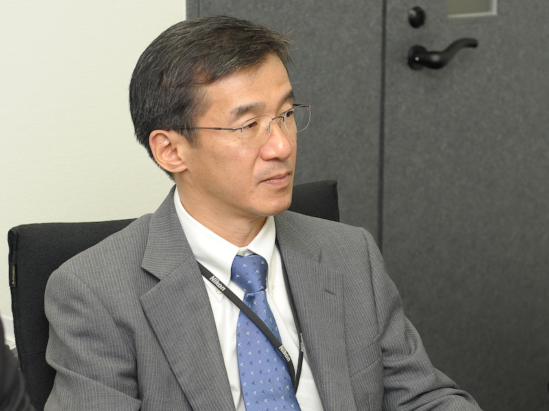 <b>レンズ関係全般を担当した守山啓二氏。「想いだけではなく技術も含めてかなり詰め込みましたので、まず使っていただければ違いがわかっていただけると思います」</b>