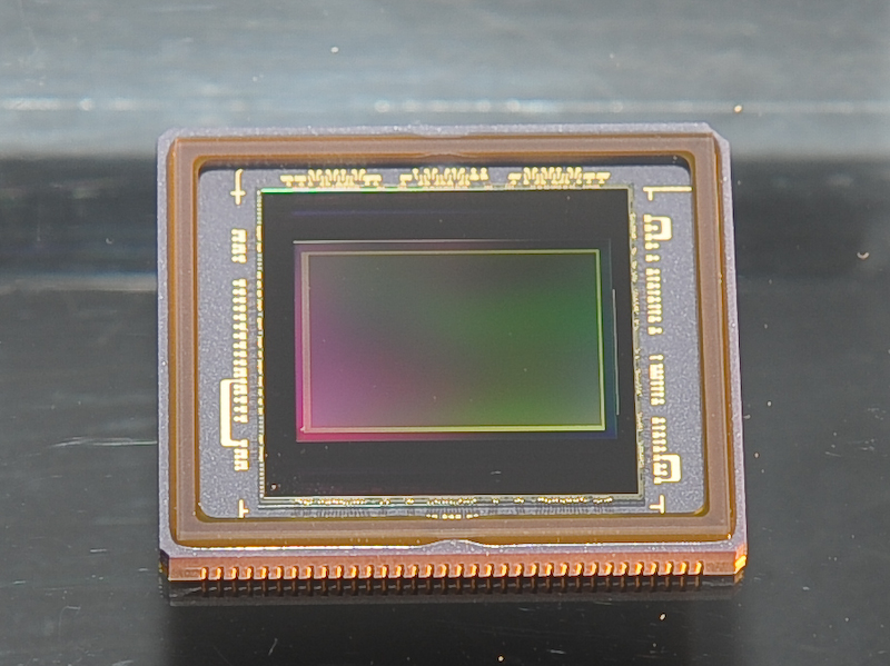 <b>有効1,010万画素の1インチCMOSセンサーを採用</b>