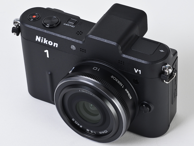 <b>Nikon 1では4本のレンズをラインナップする。左から「1 NIKKOR 10mm F2.8」、「1 NIKKOR VR 10-30mm F3.5-5.6」</b>