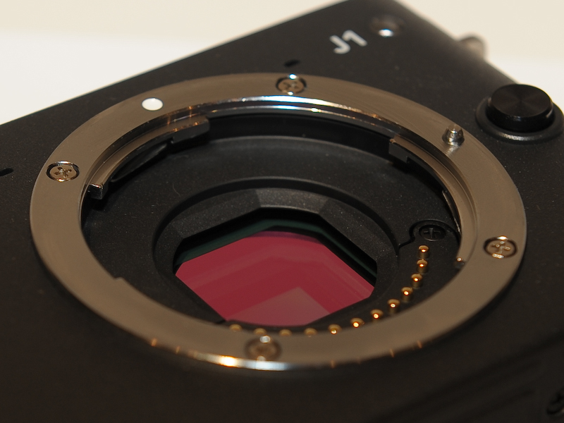 <b>フランジバックは約17mm。ソニーEマウントの約18mmより短く、PENTAX Qの約9.2mmより長い</b>