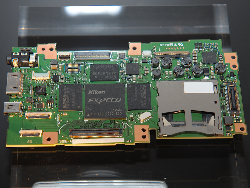 <b>Expeed 3のチップを搭載するメイン基板</b>