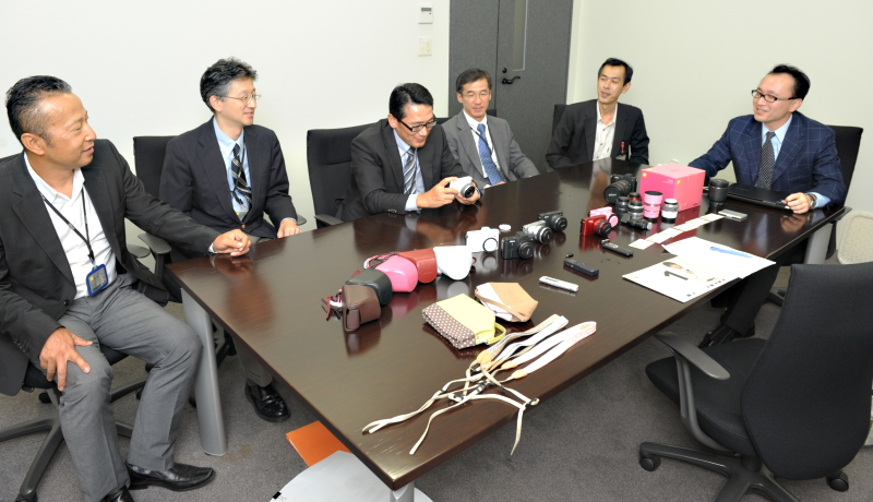 <b>今回話を伺ったメンバー。左から野島章氏（全体のデザインディレクションを担当）、内山重之氏（AFを担当）、鈴木政央氏（開発全体のとりまとめを担当）、守山啓二氏（レンズ関係全般を担当）、井村好男氏（設計および開発を担当）、野崎弘剛氏（商品企画を担当）</b>