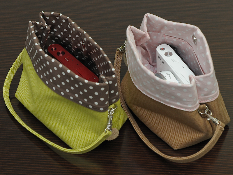 <b>“カメラ女子におすすめ”というアクセサリーも同時に発売した。左は「バッグインバッグS」、右は「ナチュラルドットストラップ」</b>