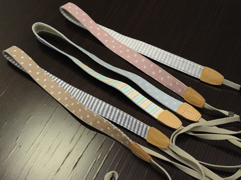 <b>“カメラ女子におすすめ”というアクセサリーも同時に発売した。左は「バッグインバッグS」、右は「ナチュラルドットストラップ」</b>