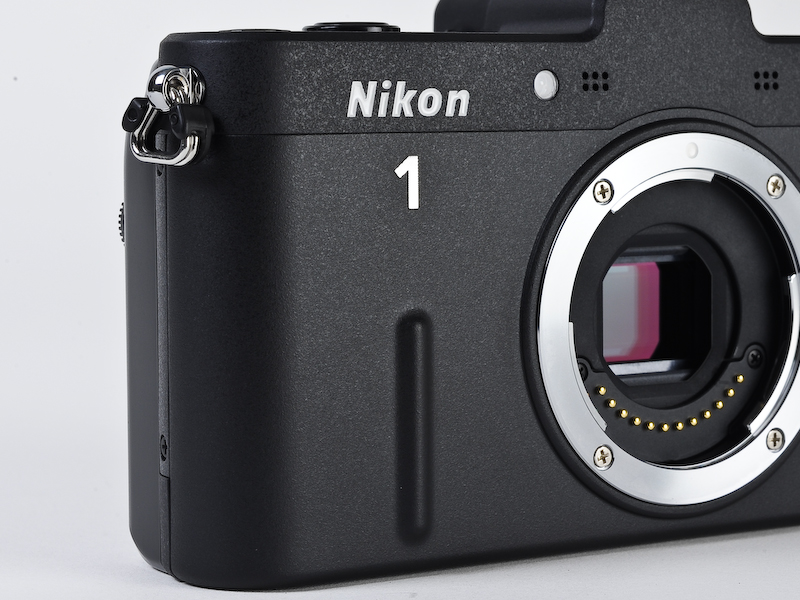 <b>いずれのボディもカメラのフロントに“1”をあしらっている</b>