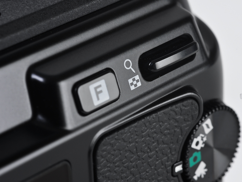 <b>背面に“F”のフィーチャーボタンを新設した</b>