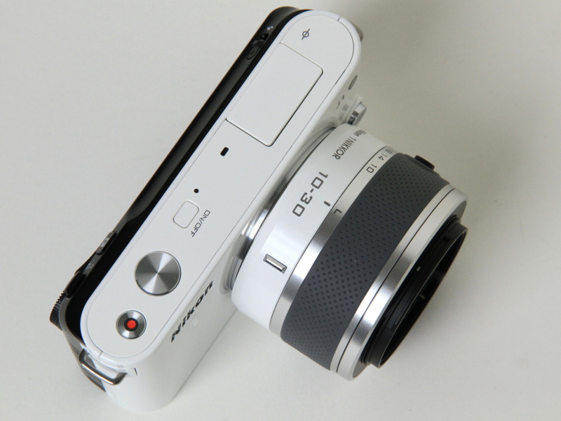 <b>余計なものは剥いだというシンプルなデザインとした。左からV1、J1</b>